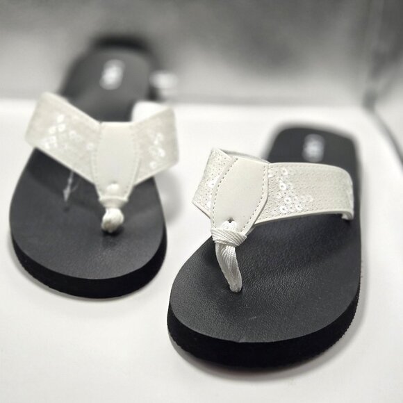 NEW Cato Women's Comfort White Sequined Thong Sandals Size 7 - Picture 1 of 5